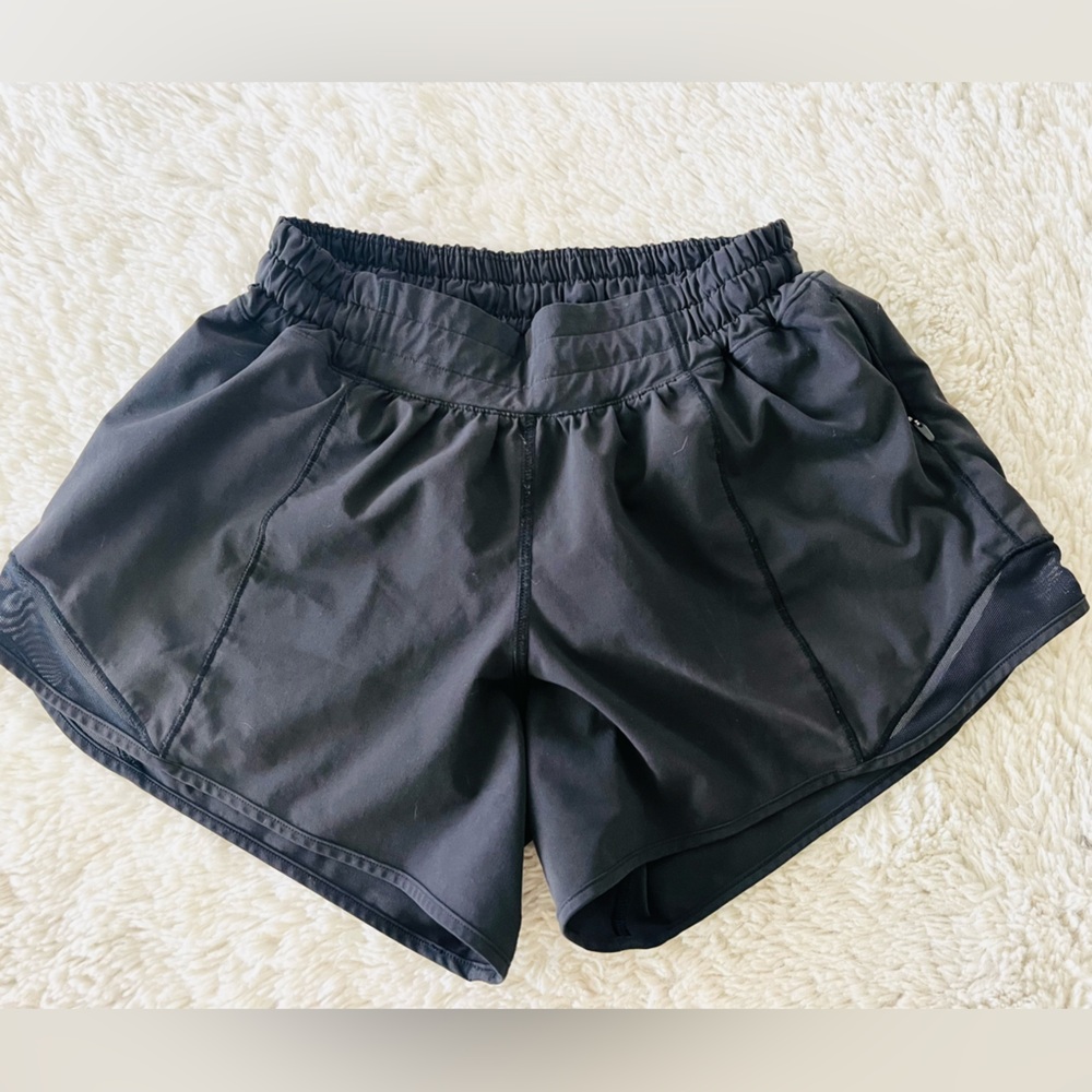 Lululemon Black Women's Hotty Hot High-Rise Lined Short 2.5"